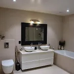 Luxury With Jacuzzi 別荘 ヤイロ